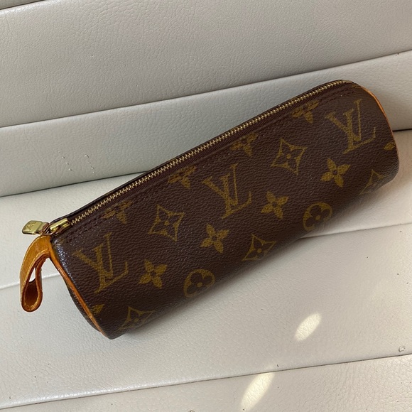 Louis Vuitton Handbags - 🌹Auth LV Trousse Ronde Case.